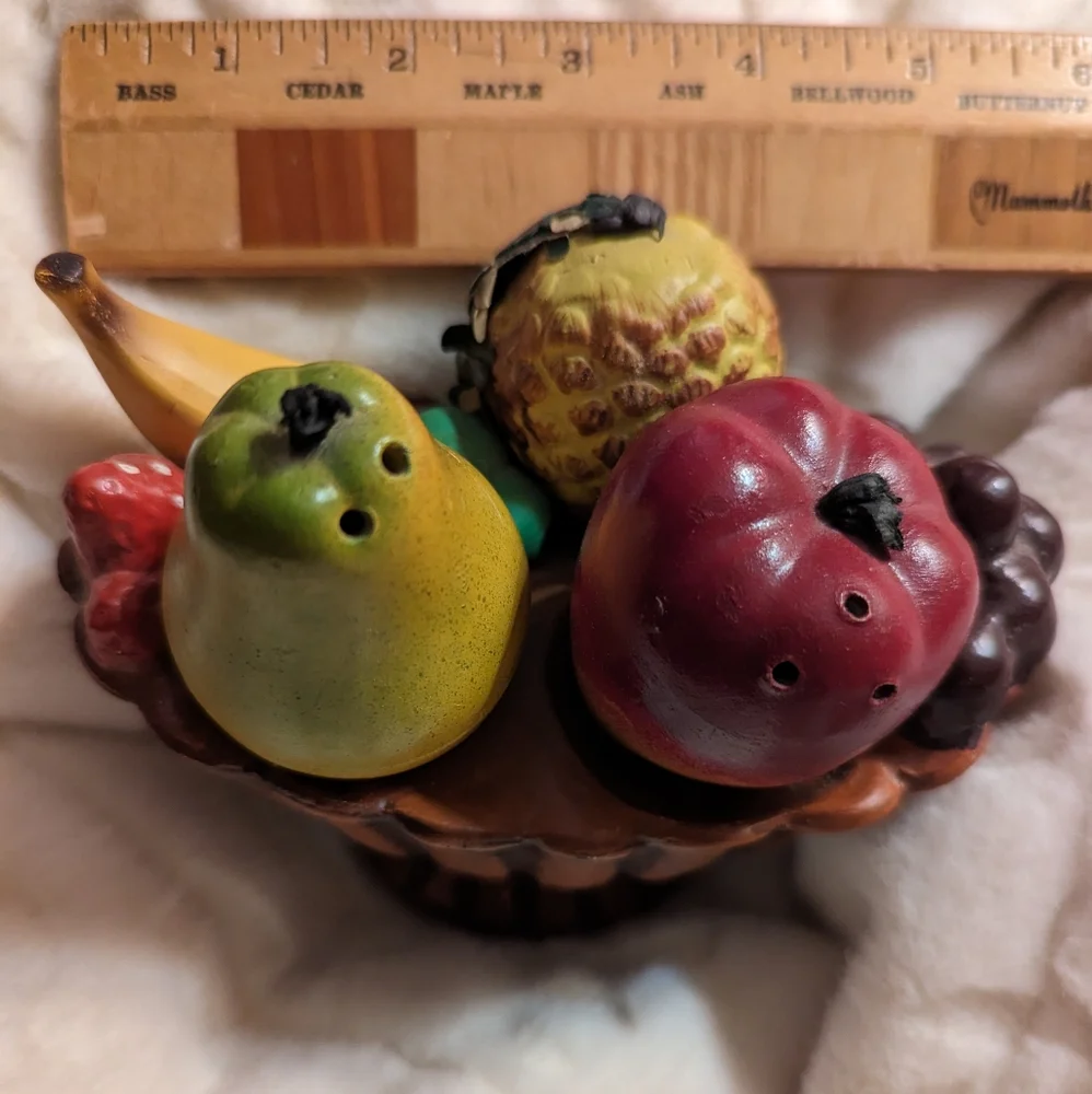 Vintage 1950s fruit basket salt and pepper